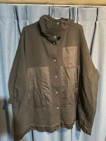 블랙 후드 부착 마운틴 후드티