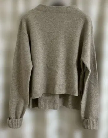 뷰티 앤 유스 니트