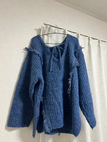 프린지 장식 다크 블루 니트 스웨터