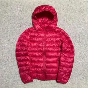 빨간색 후드 부착 다운 자켓