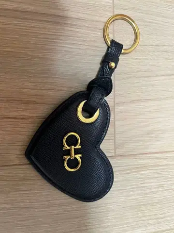 페라가모 하트형 키링