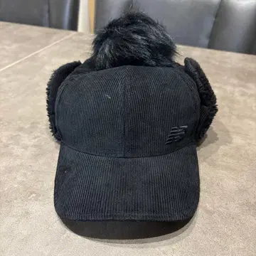 새상품 뉴발란스 퍼 달린 코듀로이 캡 블랙