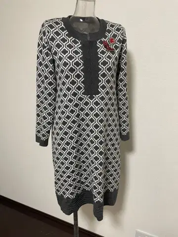 니트 원피스 블랙과 화이트의 기하학 패턴