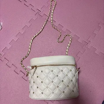 화이트 퀼팅 숄더백