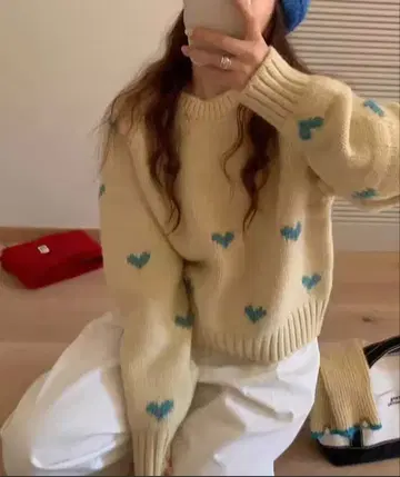 하트 무늬 크림색 니트 스웨터
