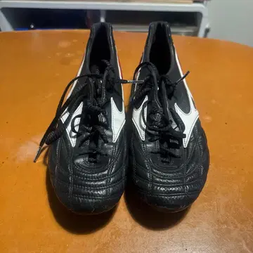 미즈노 축구화 모렐리아 블랙/화이트