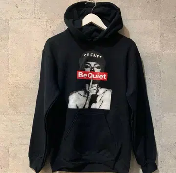 남녀 공용 Be Quiet 포토 프린트 박스 로고 후드티/블랙