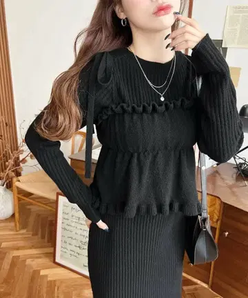 프릴 달린 블랙 롱 니트 원피스