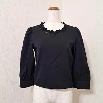 EVELYN 7부 소매 풀오버 숏 기장 무지 블랙 페미닌 깔끔