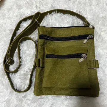 올리브 그린 숄더백 합성 피혁