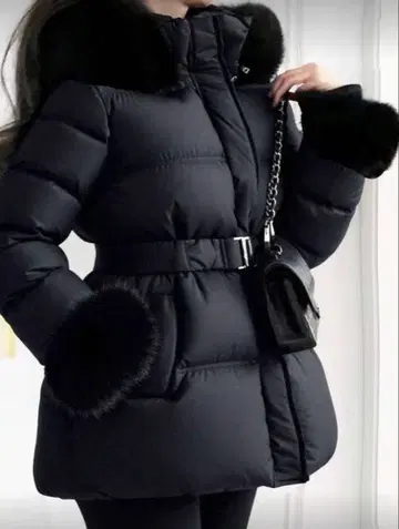 블랙 퍼(fur) 부착 다운 자켓