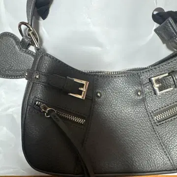 moussy 하트형 참 포함 블랙 핸드백