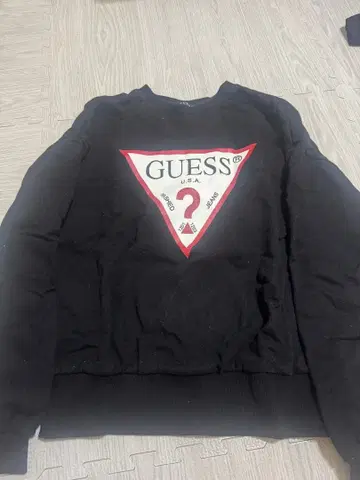 GUESS 트라이앵글 로고 블랙 맨투맨 XXS