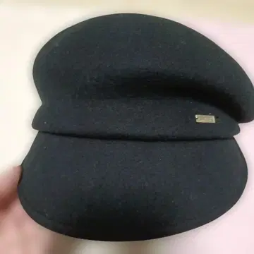 카시라 블랙 울 비대칭 헌팅 캡