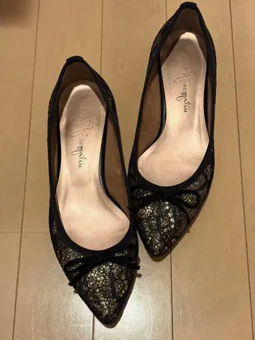 [ 익명 배송 ] 긴자 카네마츠 반짝이는 레이스 소재 블랙 골드 플랫슈즈