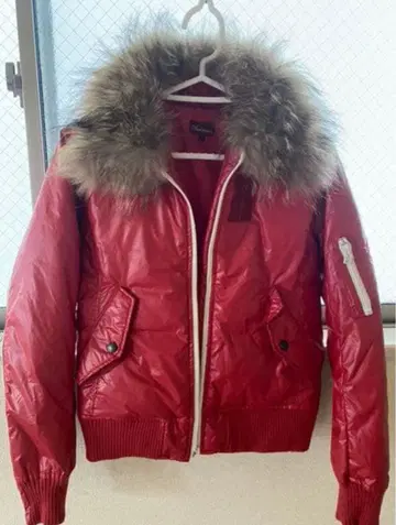 퍼 달린 빨간색 다운 자켓