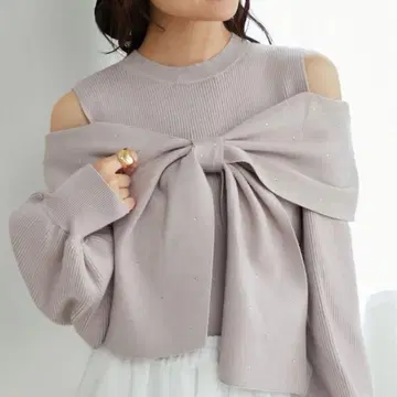 마제스틱 레곤 비쥬 리본 어깨 트임 니트 핑크