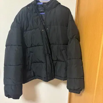 후드 부착 블랙 다운 자켓