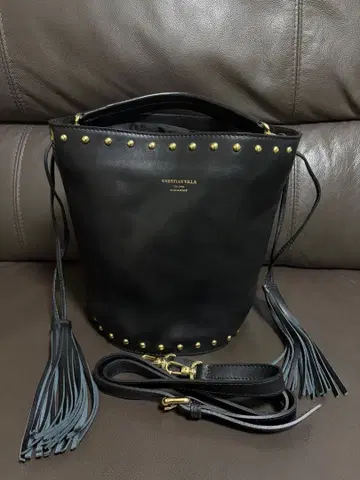 CHRISTIAN VILLA 블랙 스터드 버킷백 가죽