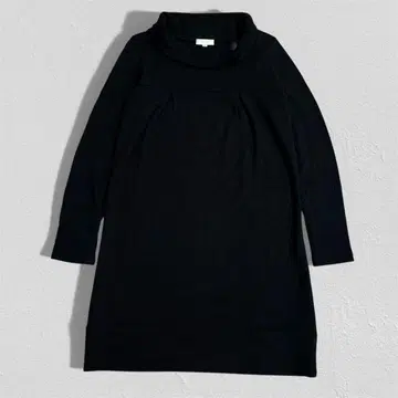 TRUDEA 블랙 하이넥 원피스 리브 절개 턱 포함 깔끔한