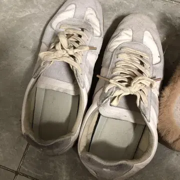 그레이/화이트 스웨이드 스니커즈