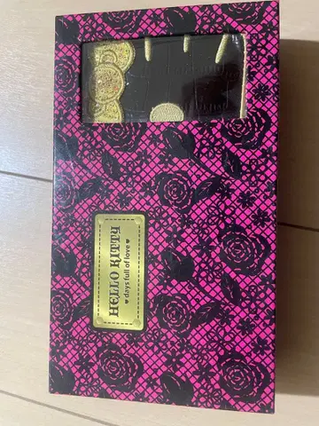 헬로 키티 크로커다일풍 지갑