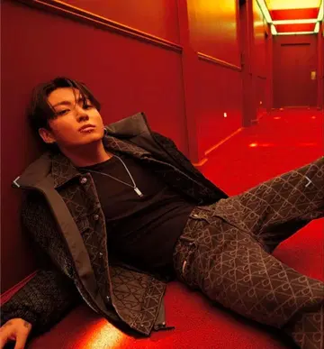 캘빈클라인 정국 착용 다운