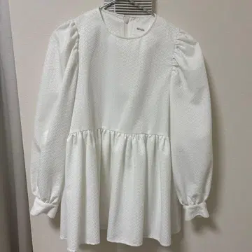 OHGA 화이트 플레어 셔츠 긴팔