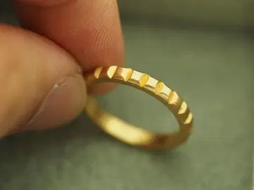 골드 컬러의 각진 텍스처 반지