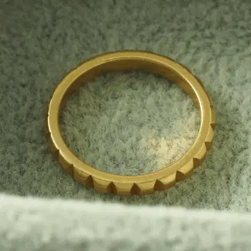 골드 컬러의 각진 텍스처 반지