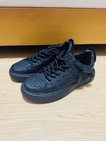 블랙 가죽 스니커즈 24cm