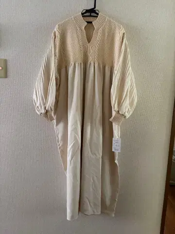 이종 소재 절개 원피스 아이보리