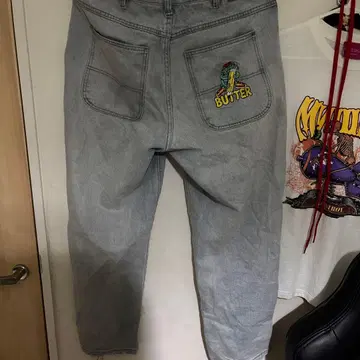 자수 디자인의 라이트 블루 데님