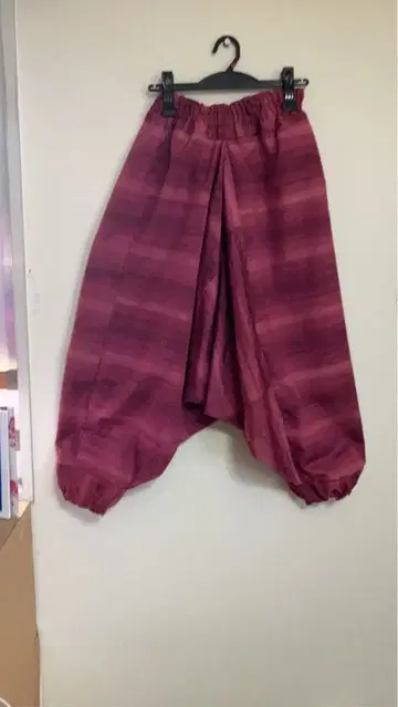 시크한 핑크색 가로 얇은 보더 무늬 실크 명주 모몽가 팬츠