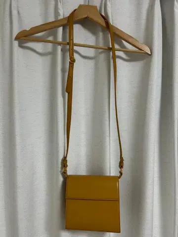 쁘띠 로브 노아르 카멜 숄더백