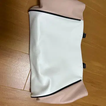 화이트와 핑크의 토트백