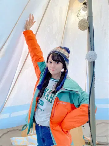 오구라 유이 착용 짧은 기장 풀오버 화이트