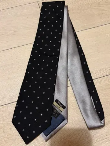 시착만 한 Ermenegildo Zegna 트윈 넥타이