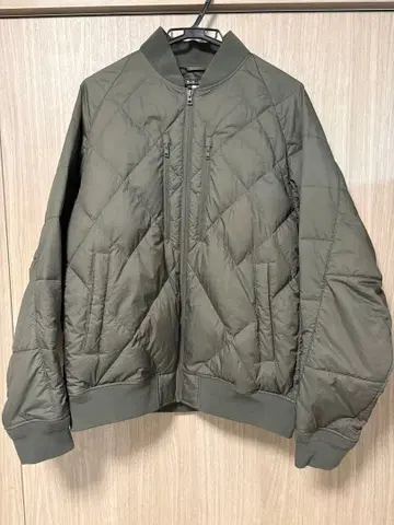 유니클로 화이트 마운티니어링 리사이클 하이브리드 다운 L 사이즈