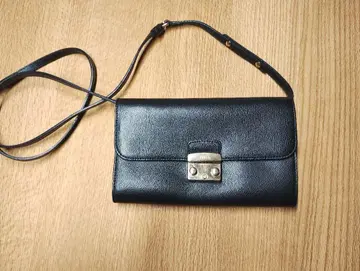 [ 가격 인하 ] FURLA 블랙 가죽 크로스바디백