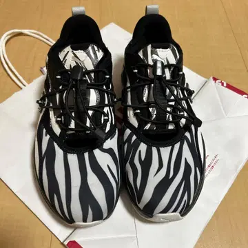 PUMA 제브라 패턴 스니커즈