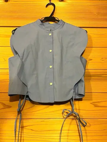 CIS. 라이트 블루 슬리브리스 셔츠