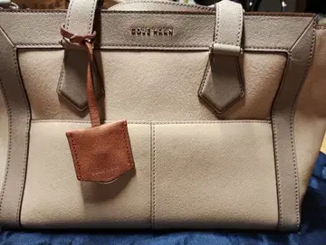 콜한 베이지 핸드백