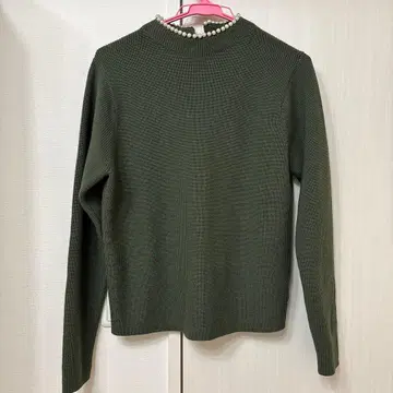 투모로우랜드 펄 장식 니트 스웨터 올리브