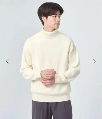 아이보리 터틀넥 니트