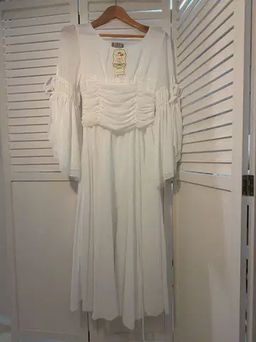 화이트 플레어 슬리브 원피스