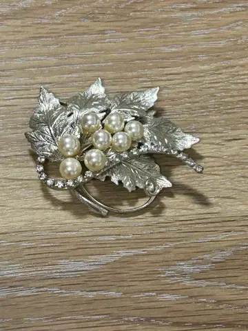 실버 브로치 포도와 잎 디자인