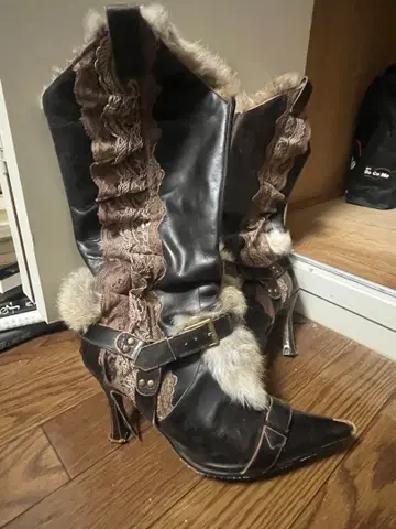 퍼 달린 다크 브라운 웨스턴 부츠