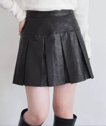 블랙 가죽풍 플리츠 미니 스커트