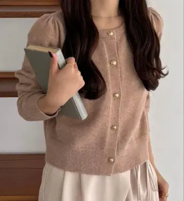 카라우티아 골드 버튼 퍼프 슬리브 숏 니트 가디건